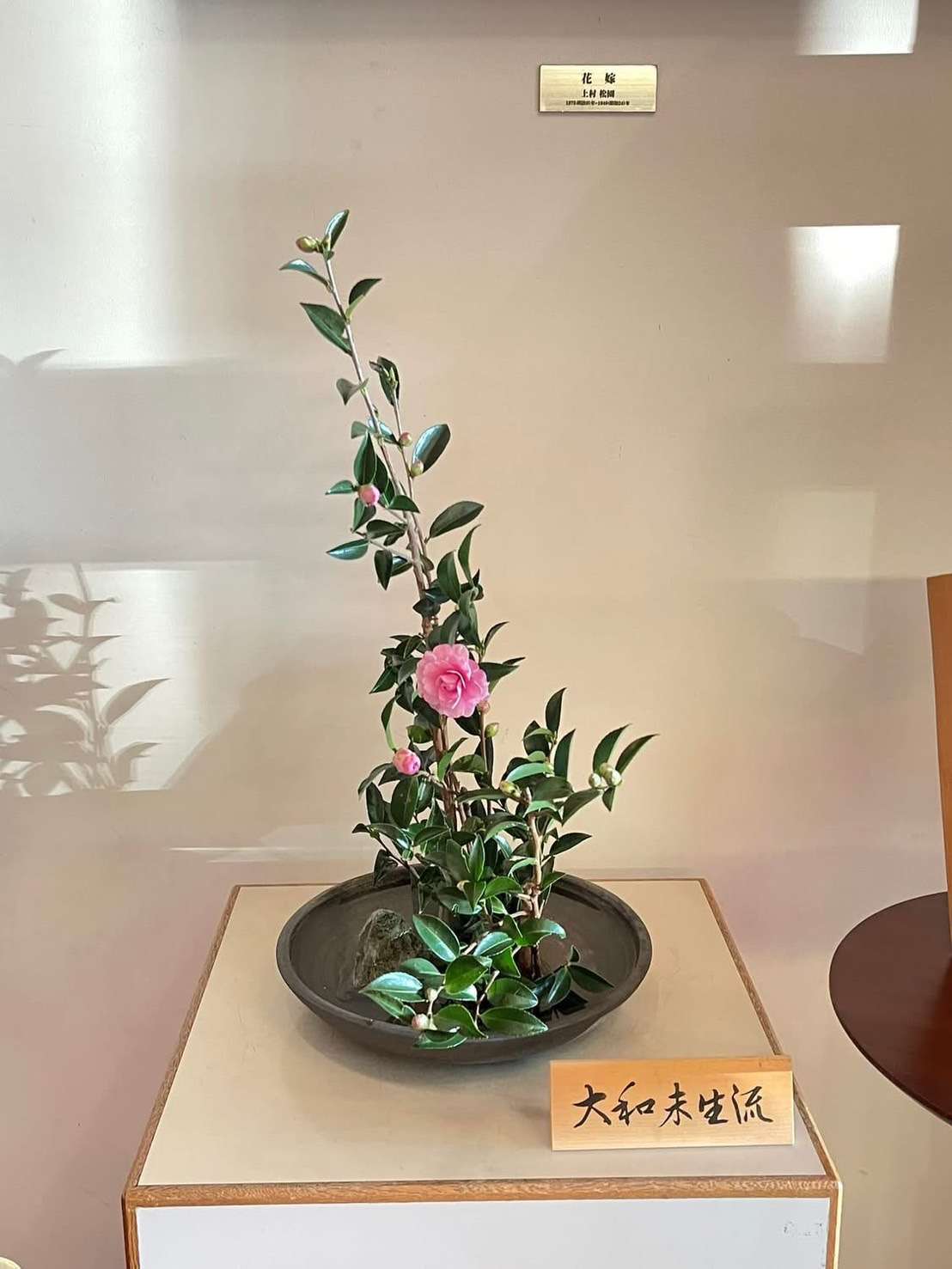 ホテルロビーに季節の花を